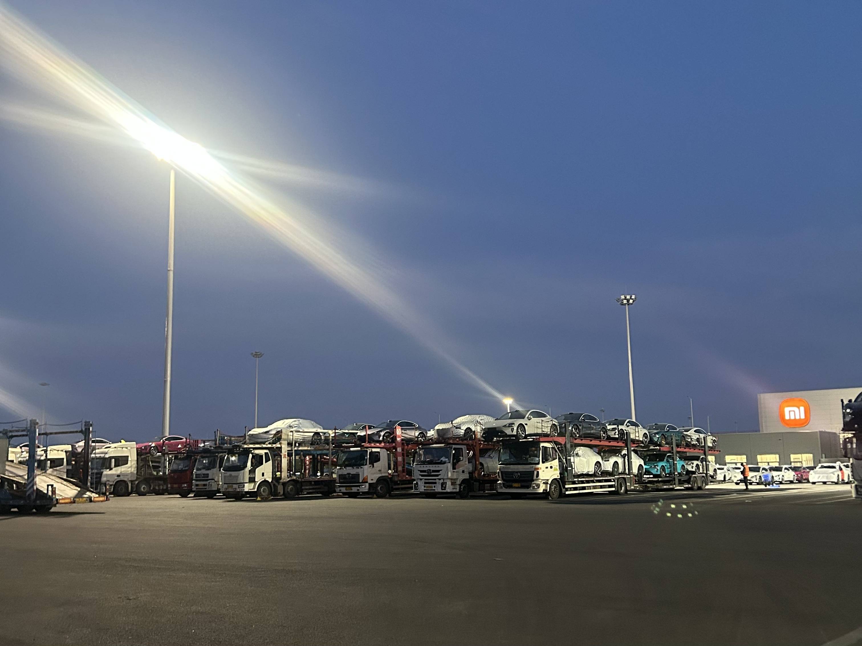 小米YU7上市72小時(shí)：“鎖單+1”刷屏工作群，提車時(shí)間最長超一年，雷軍直面“產(chǎn)能挑戰(zhàn)”？