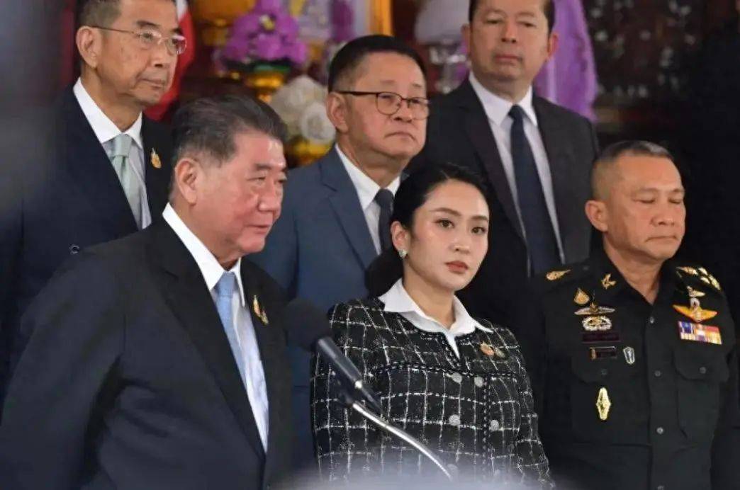 中方早好言相勸，泰國王被請出山，佩通坦不肯停職，民調狂跌21%