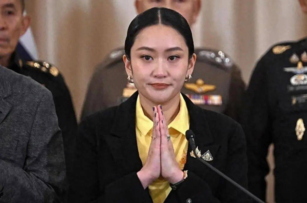 中方早好言相勸，泰國王被請出山，佩通坦不肯停職，民調狂跌21%