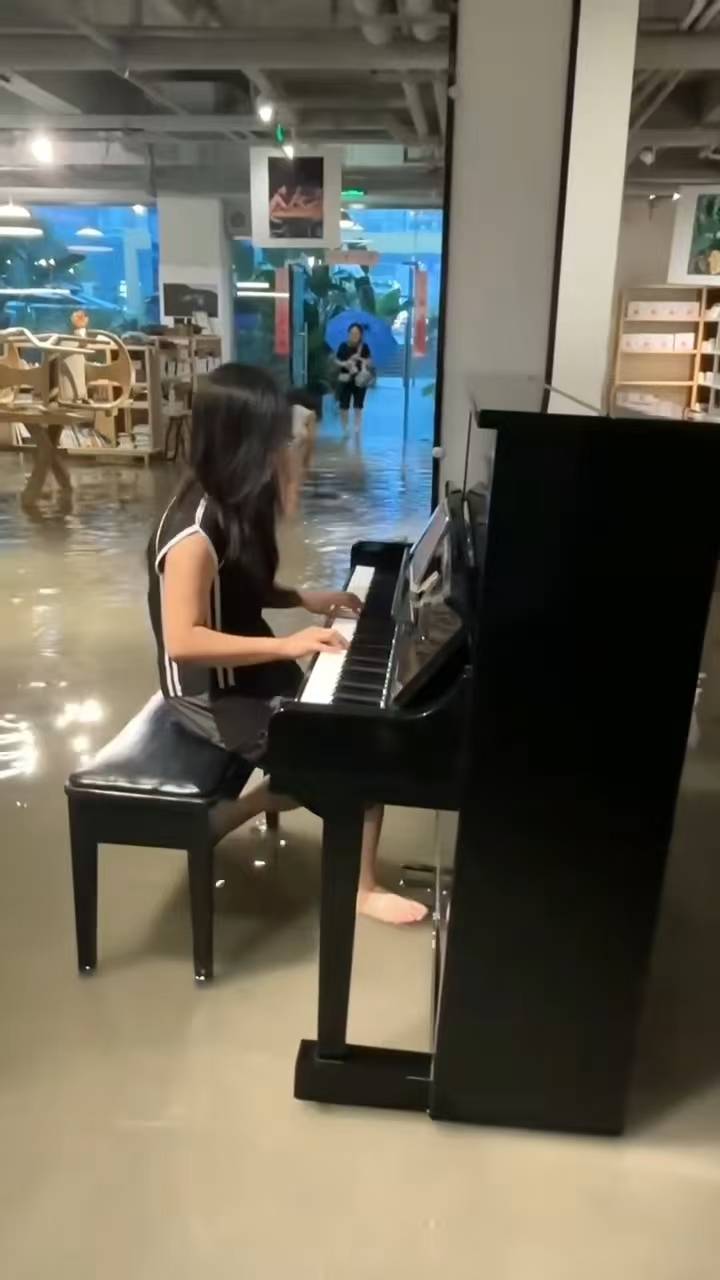成都人的浪漫！一書院暴雨中被淹，女生光腳踩水里彈鋼琴，負(fù)責(zé)人：苦中作樂