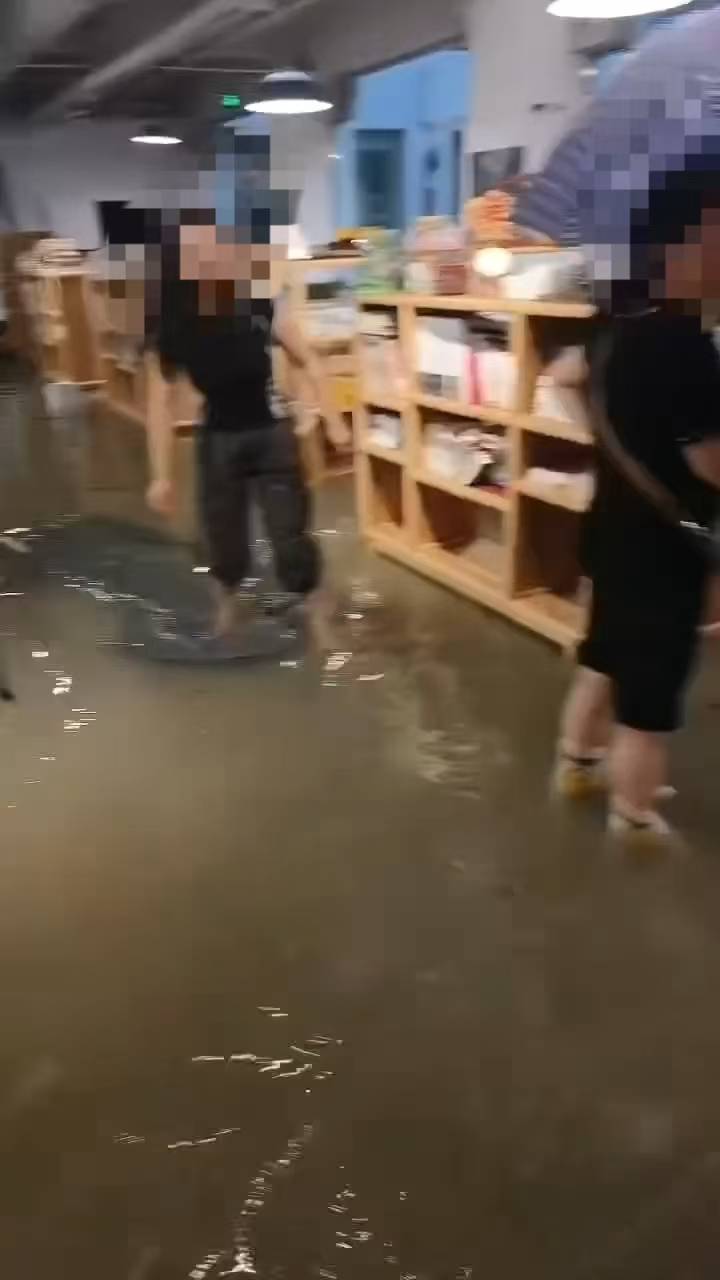 成都人的浪漫！一書院暴雨中被淹，女生光腳踩水里彈鋼琴，負(fù)責(zé)人：苦中作樂