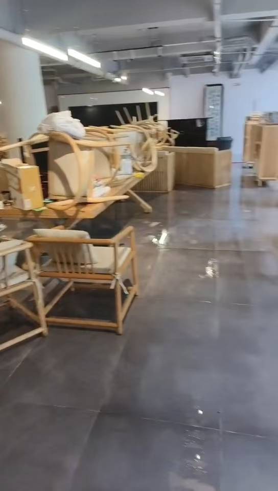 成都人的浪漫！一書院暴雨中被淹，女生光腳踩水里彈鋼琴，負(fù)責(zé)人：苦中作樂
