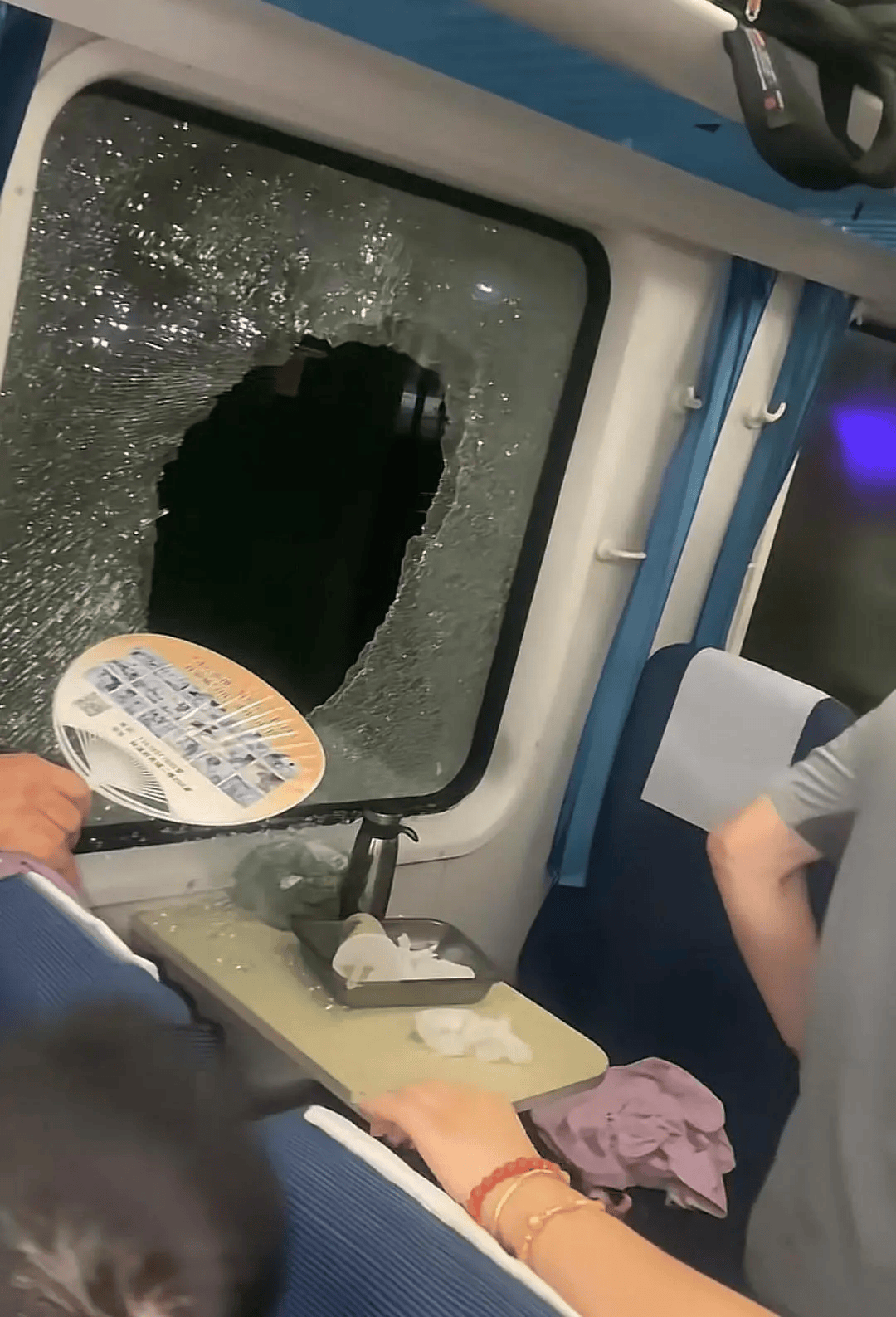 列車脫線乘客砸窗被帶走 警方否認(rèn)拘留：對(duì)其批評(píng)教育后放行
