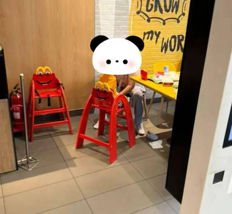 麥當(dāng)勞被指有女子抱娃在洗手臺大便？店員表示：不接受采訪
