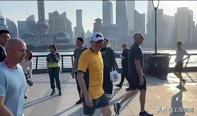 澳大利亞總理抵滬再次漫步外灘，旁邊還有上海球迷“老熟人”，你偶遇了嗎？