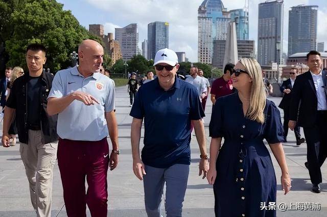 澳大利亞總理抵滬再次漫步外灘，旁邊還有上海球迷“老熟人”，你偶遇了嗎？