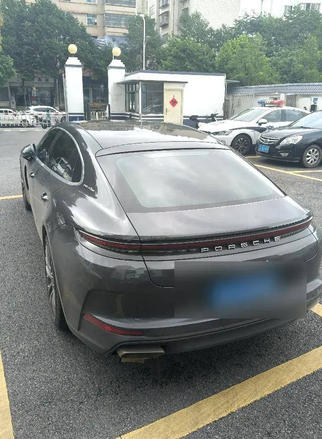 離奇！昆明一輛140萬(wàn)的保時(shí)捷在停車場(chǎng)憑空消失