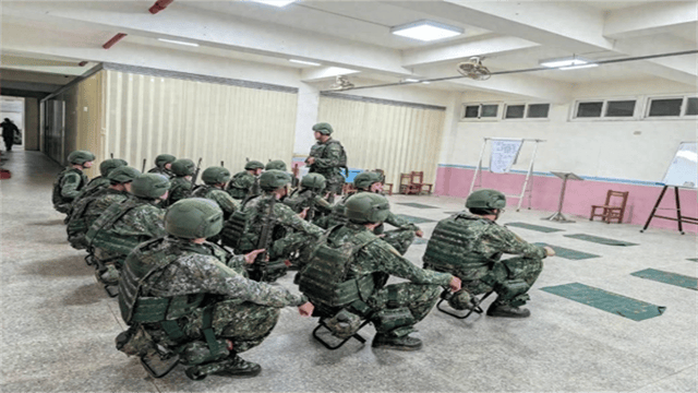 脫下軍服，400多名美軍登陸臺(tái)島！不管誰(shuí)來(lái)都擋不住解放軍利劍
