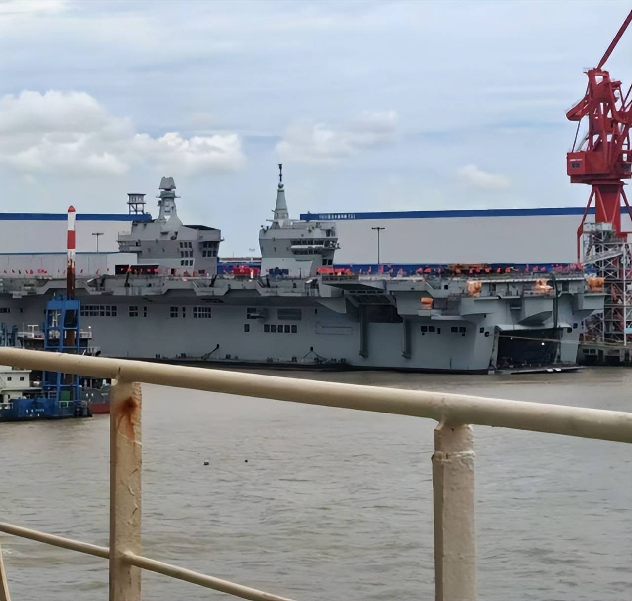 首次海試即將開始？全球首艘電磁彈射準(zhǔn)航母“四川艦”，再次彩旗飄飄