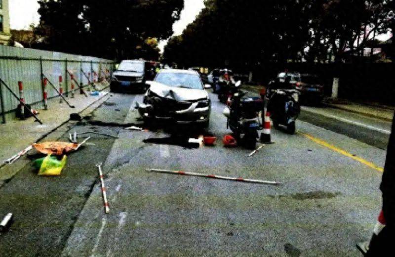 上海一男子開車時被一輛紅色車輛吸引，伸手找手機(jī)想與朋友確認(rèn)，絲毫未減速撞飛2人致死，被判刑