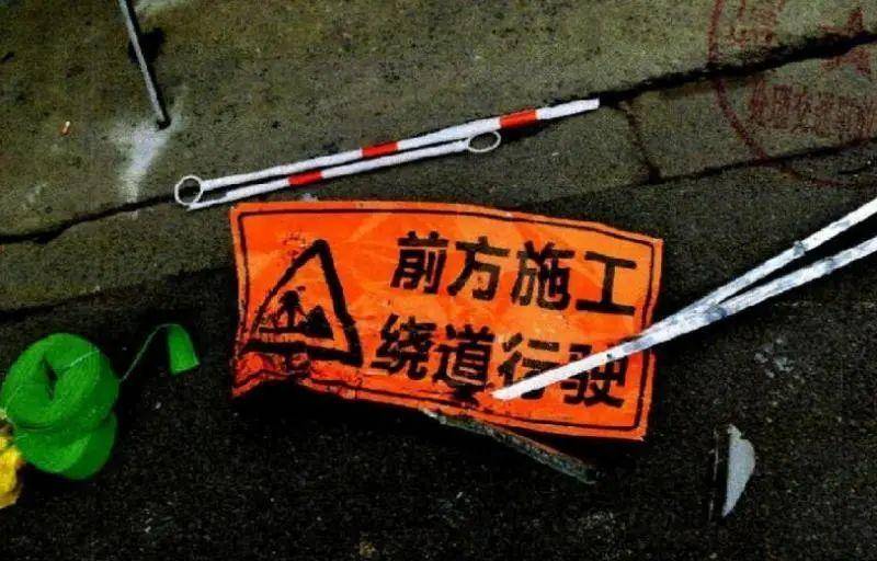 上海一男子開車時被一輛紅色車輛吸引，伸手找手機(jī)想與朋友確認(rèn)，絲毫未減速撞飛2人致死，被判刑