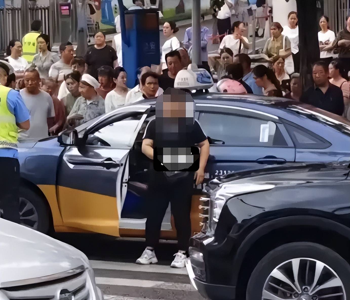 警方通報“貴州8歲女童過斑馬線被出租車撞倒身亡”：46歲女子被刑拘，不存在二次碾壓