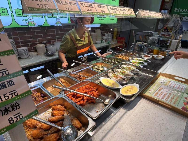 高溫催生新就餐方式 北京社區(qū)食堂成年輕人“新廚房”| 夏日經(jīng)濟(jì)青觀察