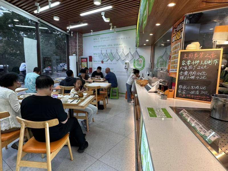 高溫催生新就餐方式 北京社區(qū)食堂成年輕人“新廚房”| 夏日經(jīng)濟(jì)青觀察