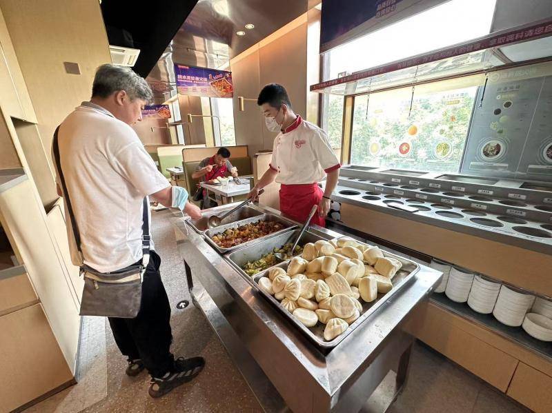 高溫催生新就餐方式 北京社區(qū)食堂成年輕人“新廚房”| 夏日經(jīng)濟(jì)青觀察