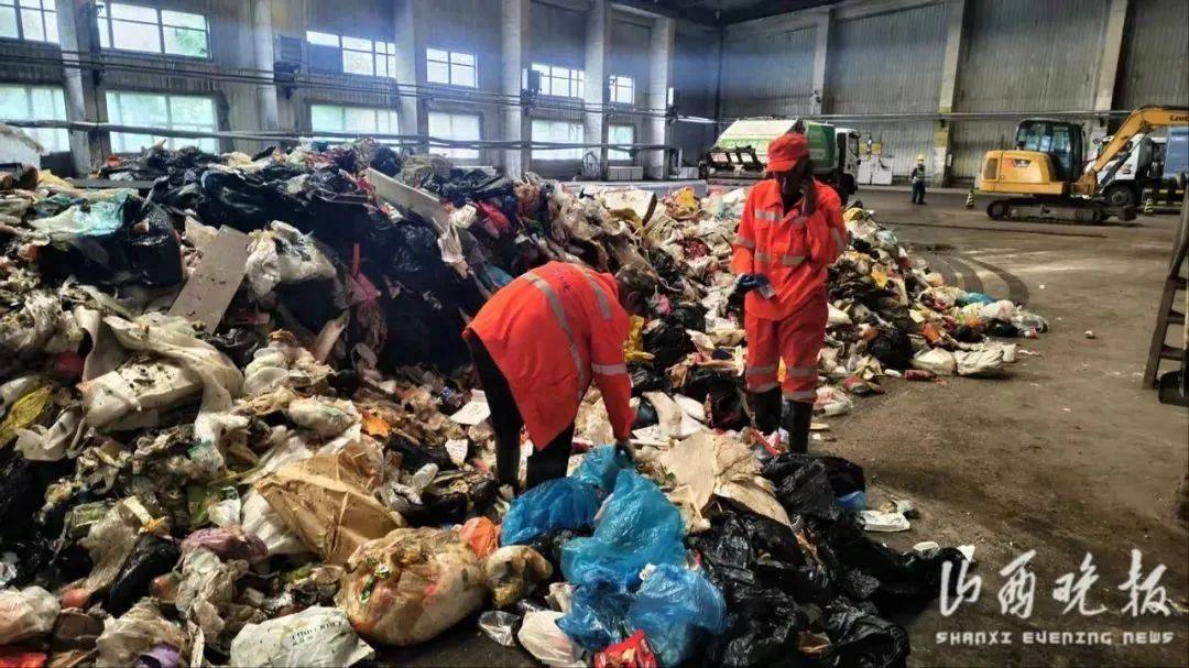 暖新聞被批“冷血”，環(huán)衛(wèi)工翻8噸垃圾找兒童手表值不值？