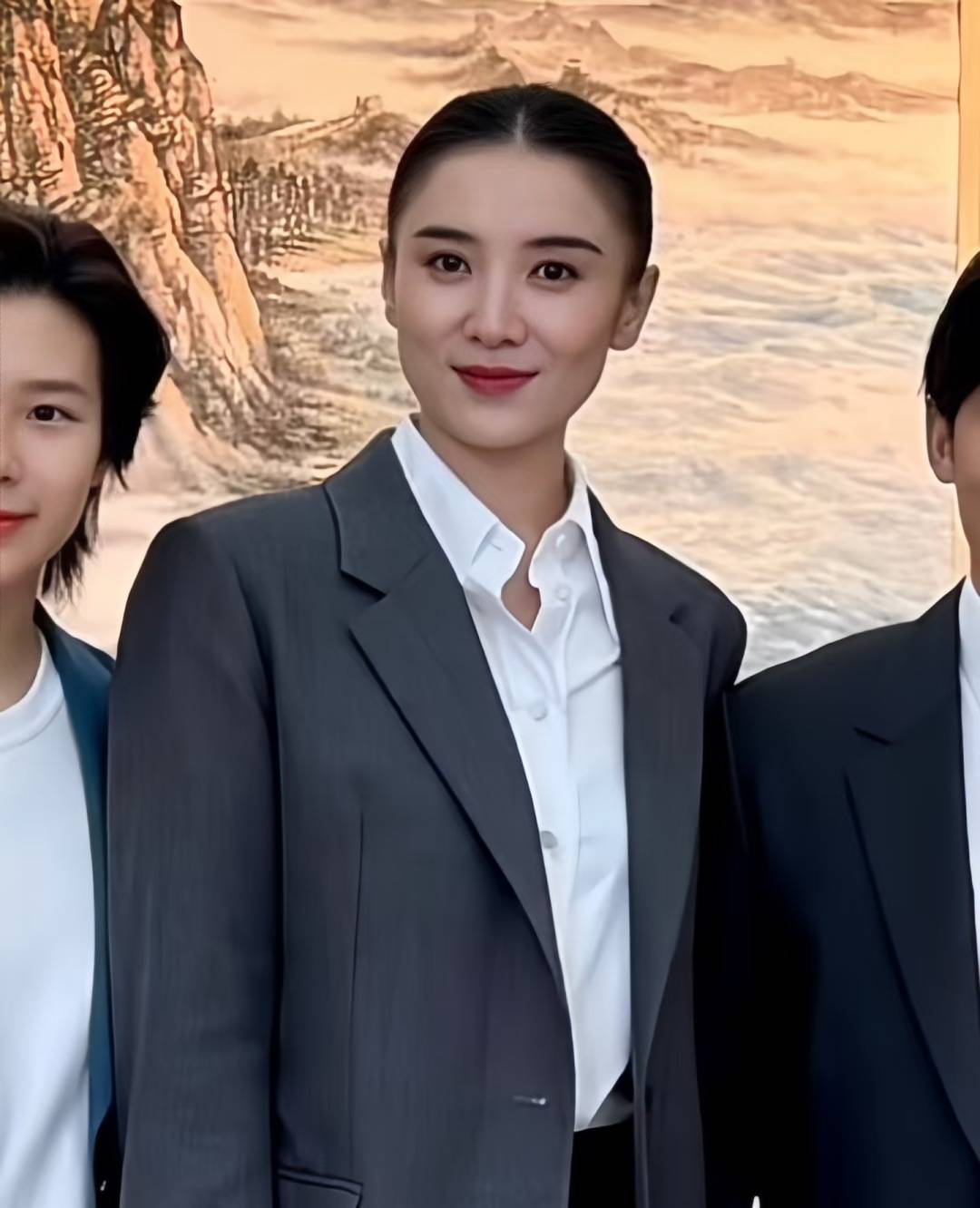宋佳“體制內(nèi)”穿搭上熱搜，朱珠穿西裝也不失韻味，這股風終究被她們穿火了！