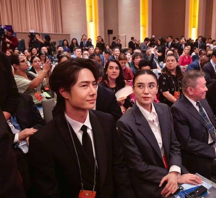 宋佳“體制內(nèi)”穿搭上熱搜，朱珠穿西裝也不失韻味，這股風終究被她們穿火了！