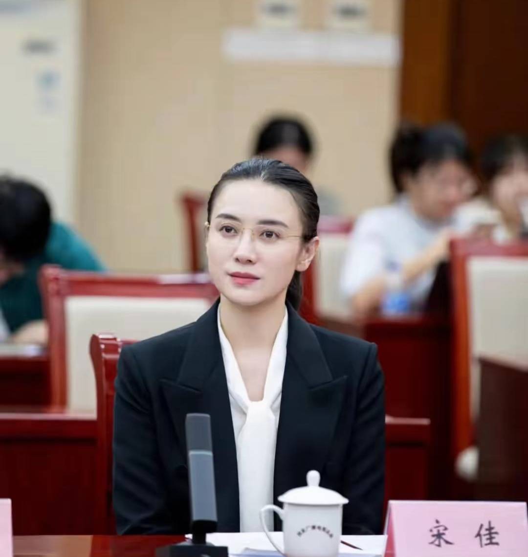 宋佳“體制內(nèi)”穿搭上熱搜，朱珠穿西裝也不失韻味，這股風終究被她們穿火了！