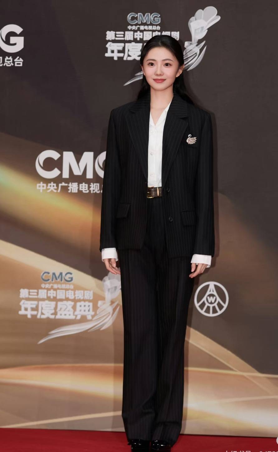 宋佳“體制內(nèi)”穿搭上熱搜，朱珠穿西裝也不失韻味，這股風終究被她們穿火了！