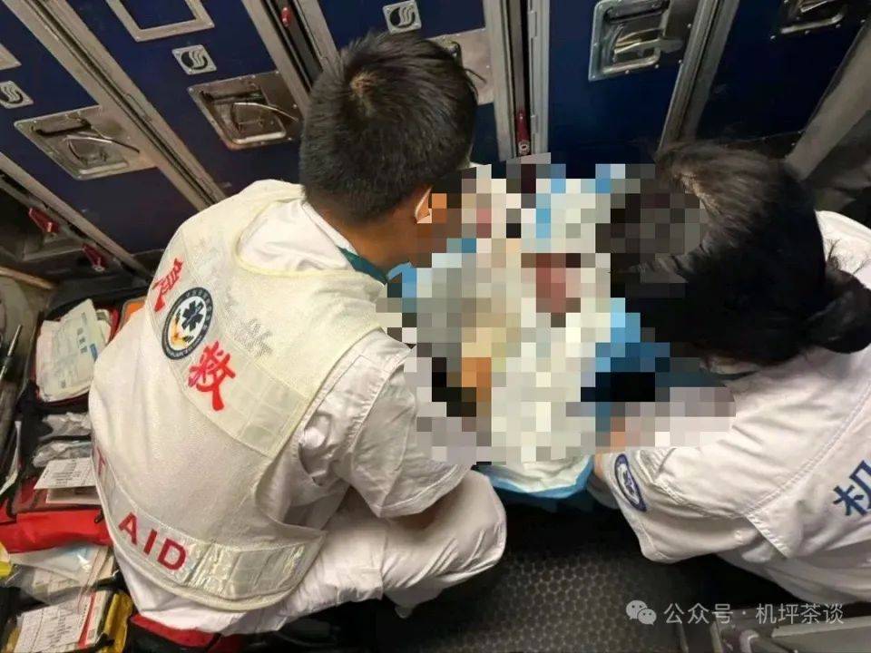航班起飛前16歲獨(dú)行女孩產(chǎn)下嬰兒？機(jī)場(chǎng)人員急救送醫(yī)，多方回應(yīng)
