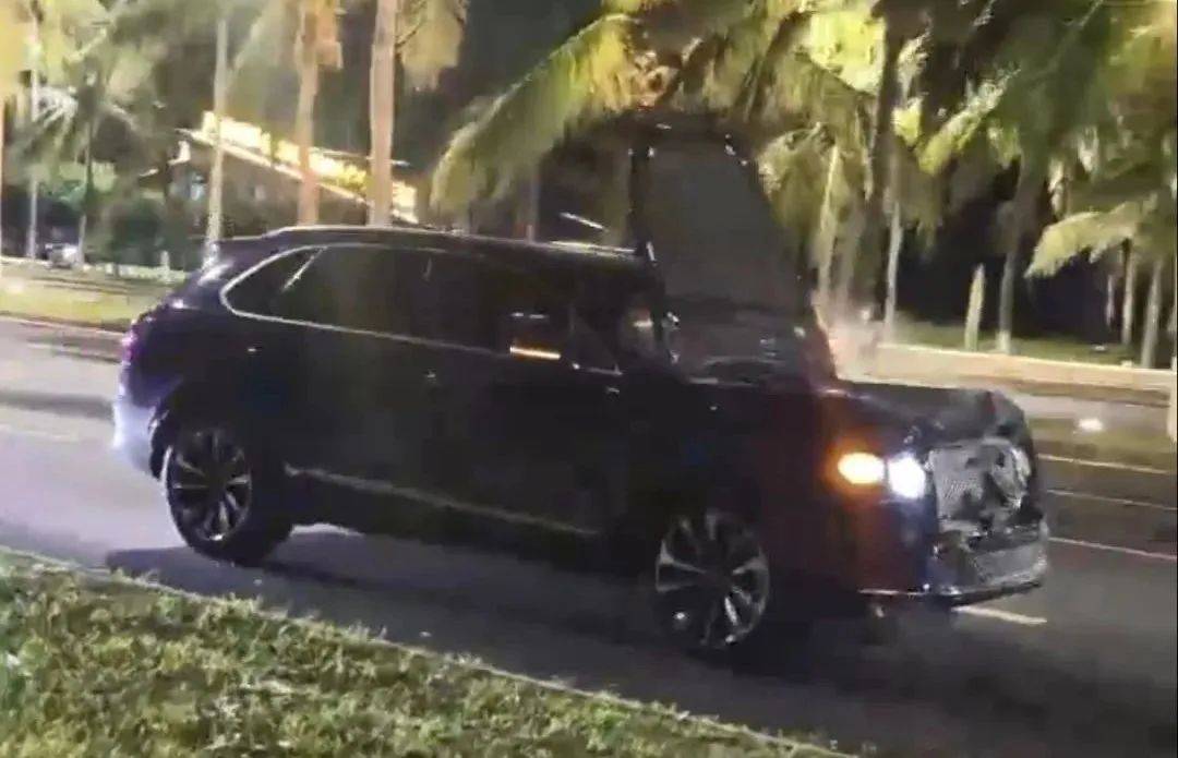 ?？谝毁e利車肇事逃逸，警車一路追蹤喊話“停車”！警方通報(bào)：孫某某（男，56歲）刑拘！