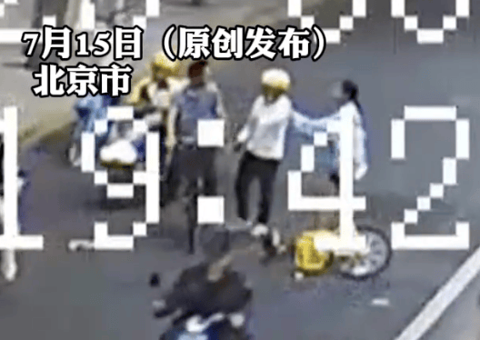 14歲女孩騎車時被男子故意別入機動車道，警方通報：行拘！