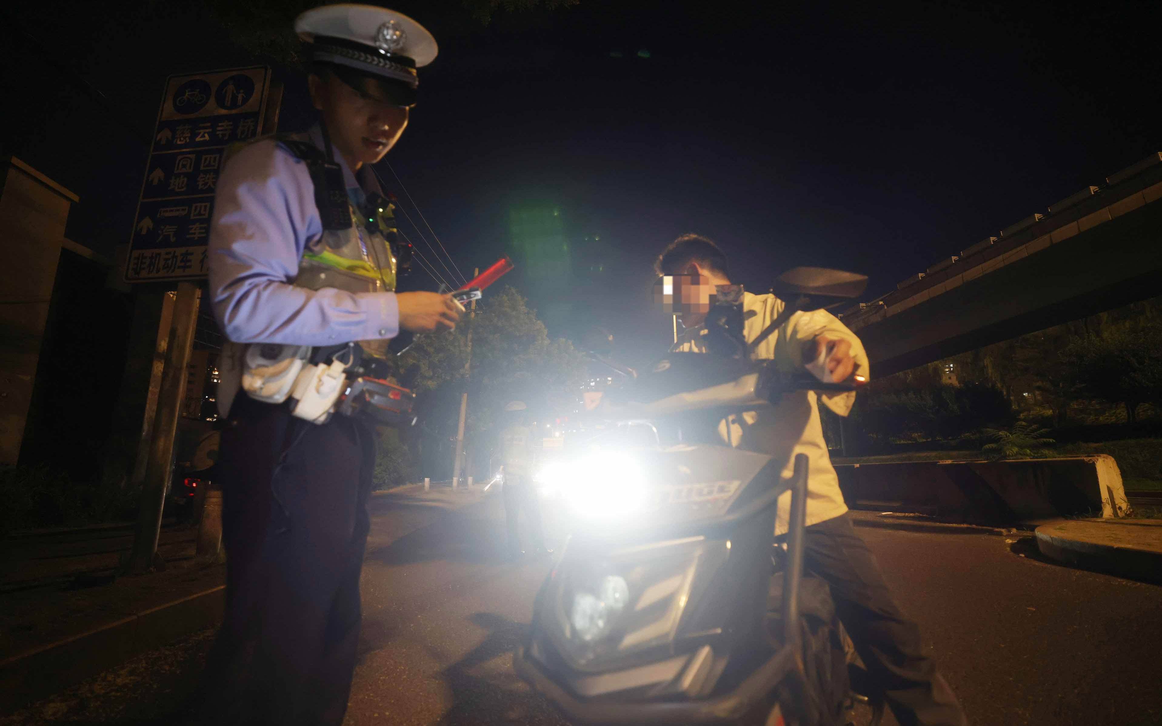 北京交警開查電動(dòng)自行車加裝遠(yuǎn)光燈，首次警告，再被查將扣車罰款