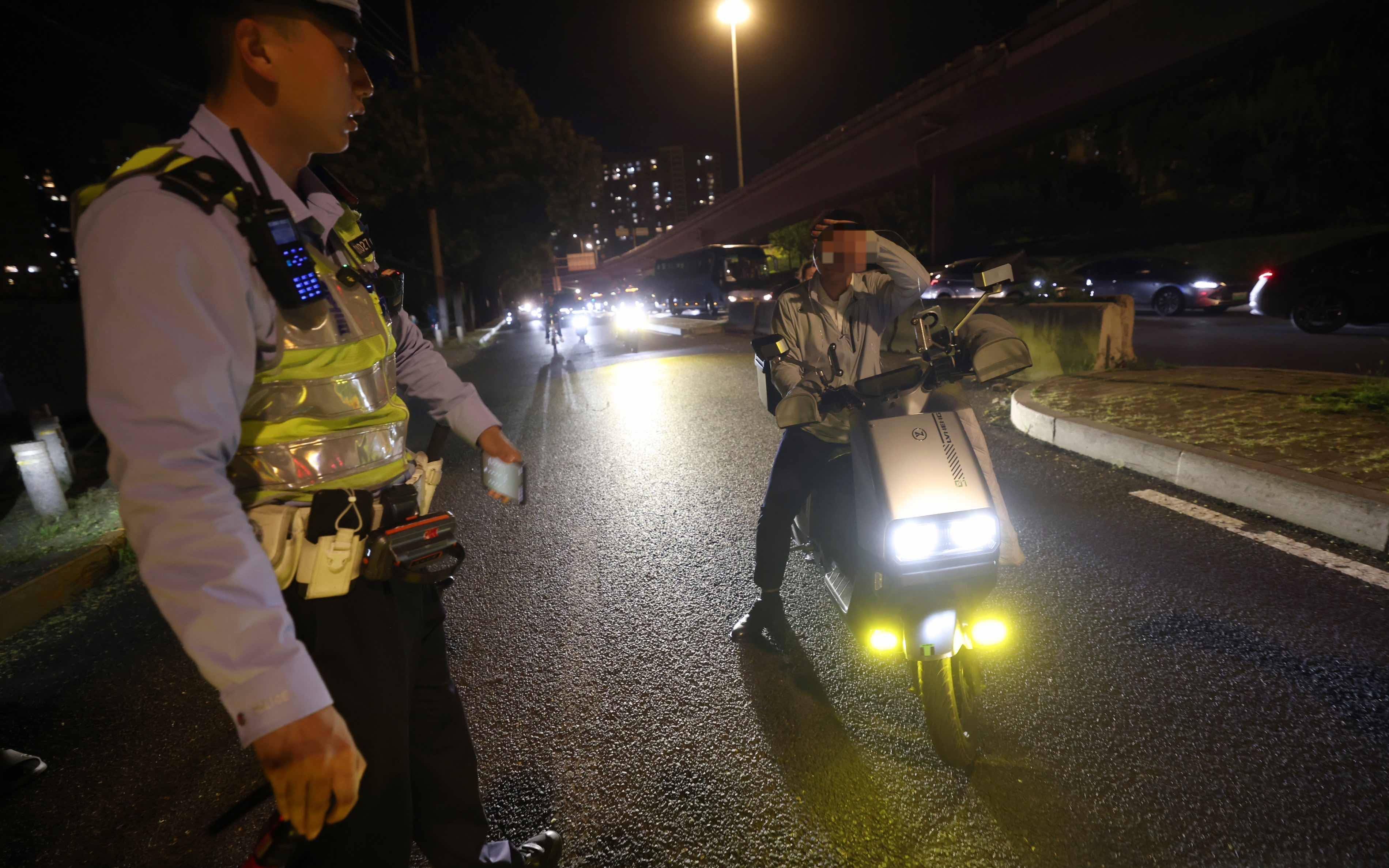 北京交警開查電動(dòng)自行車加裝遠(yuǎn)光燈，首次警告，再被查將扣車罰款