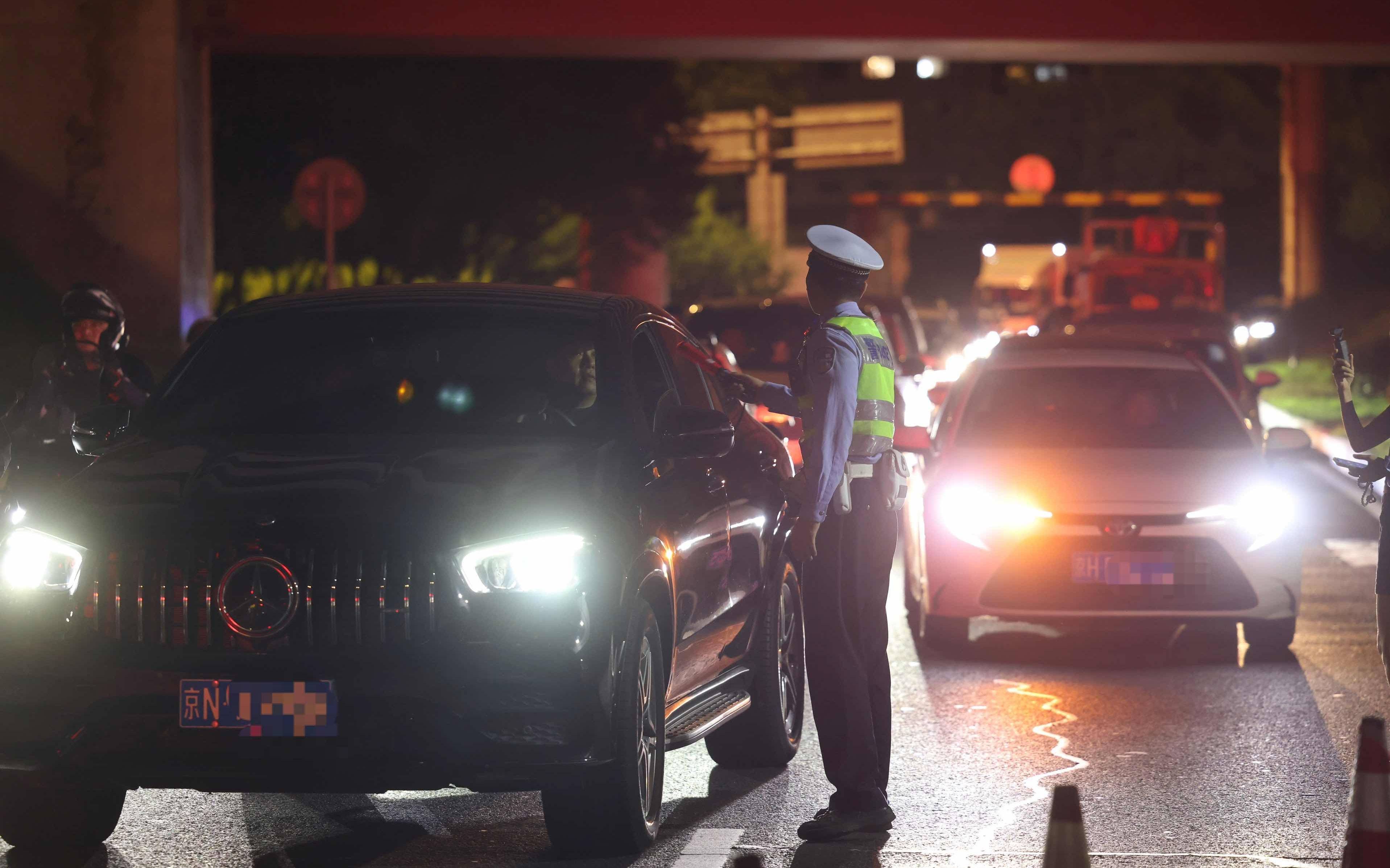 北京交警開查電動(dòng)自行車加裝遠(yuǎn)光燈，首次警告，再被查將扣車罰款