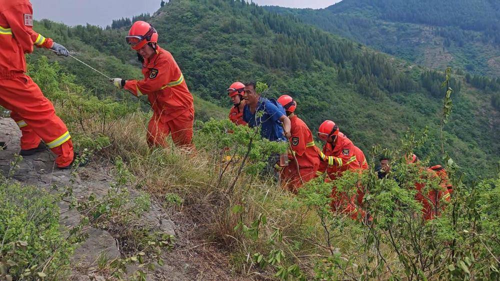 一人因登山摔傷腰部被困山底，淄博消防緊急救援