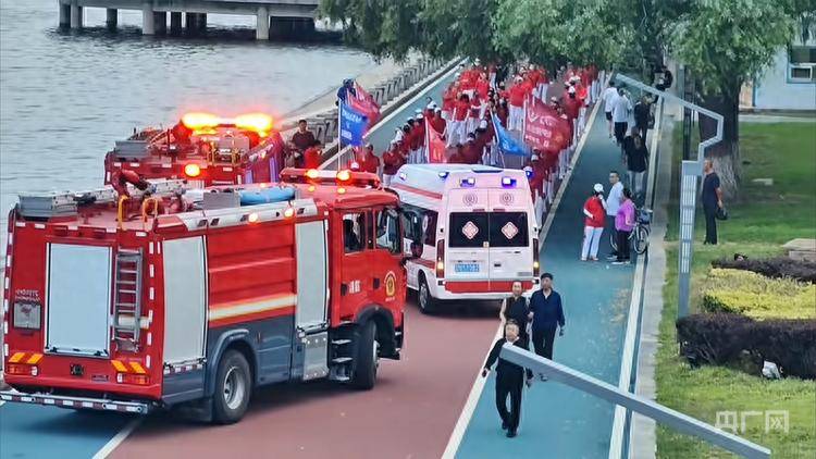 遼寧朝陽暴走團“頂?！毕儡嚲茸o車 事實誰來厘清？