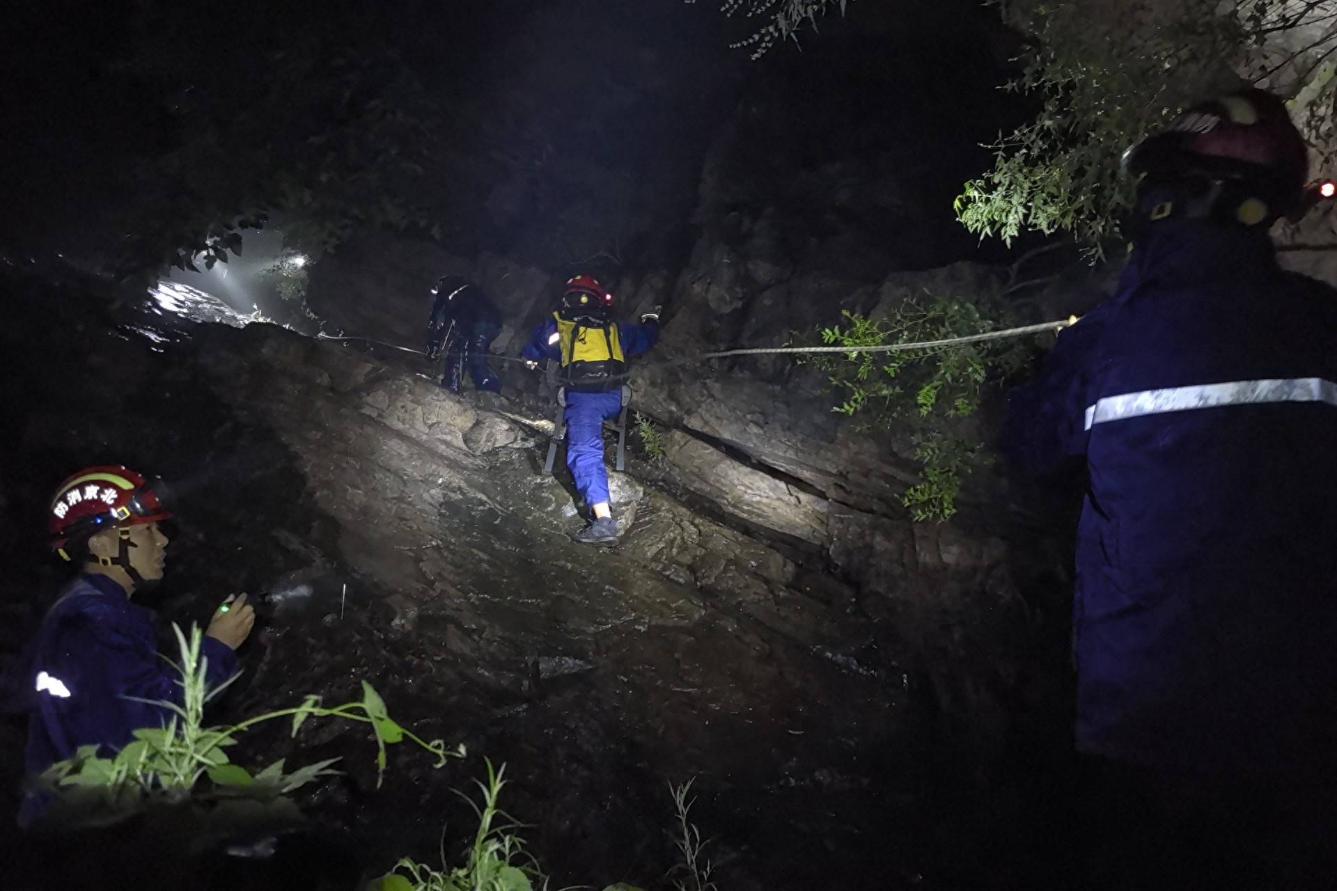 無視暴雨藍(lán)色預(yù)警，一男一女密云雨中登山被困