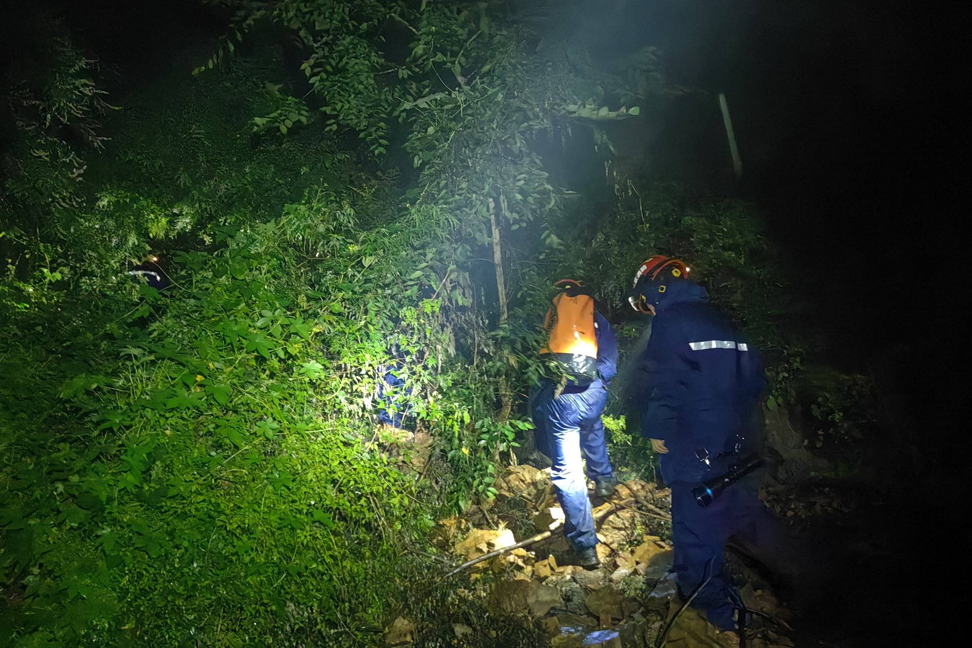 無視暴雨藍(lán)色預(yù)警，一男一女密云雨中登山被困