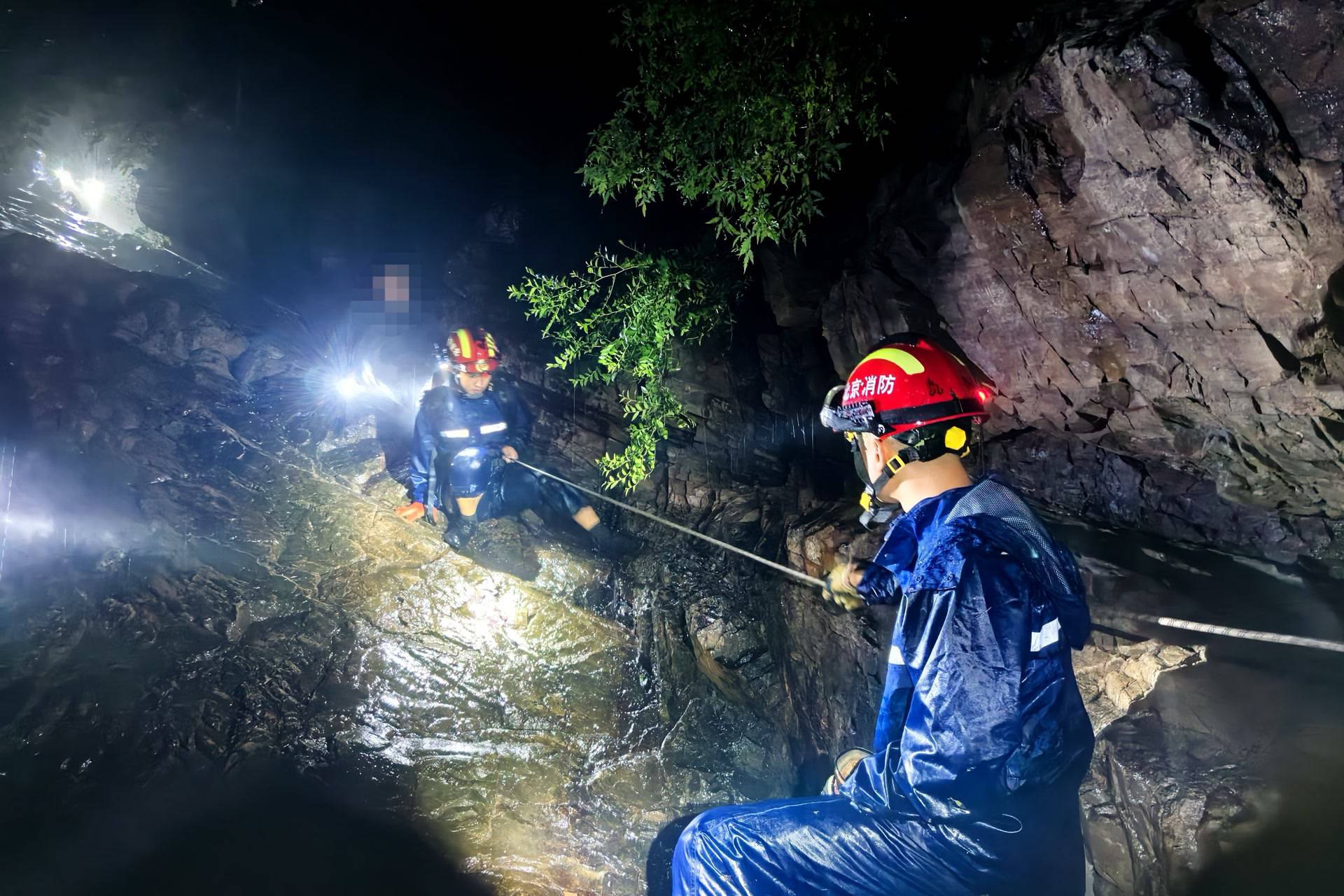 無視暴雨藍(lán)色預(yù)警，一男一女密云雨中登山被困