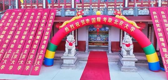 當?shù)鼗貞?yīng)考生考取北大在宗祠辦儀式：村里都這樣慶賀，酒席主要由孩子爸爸操辦