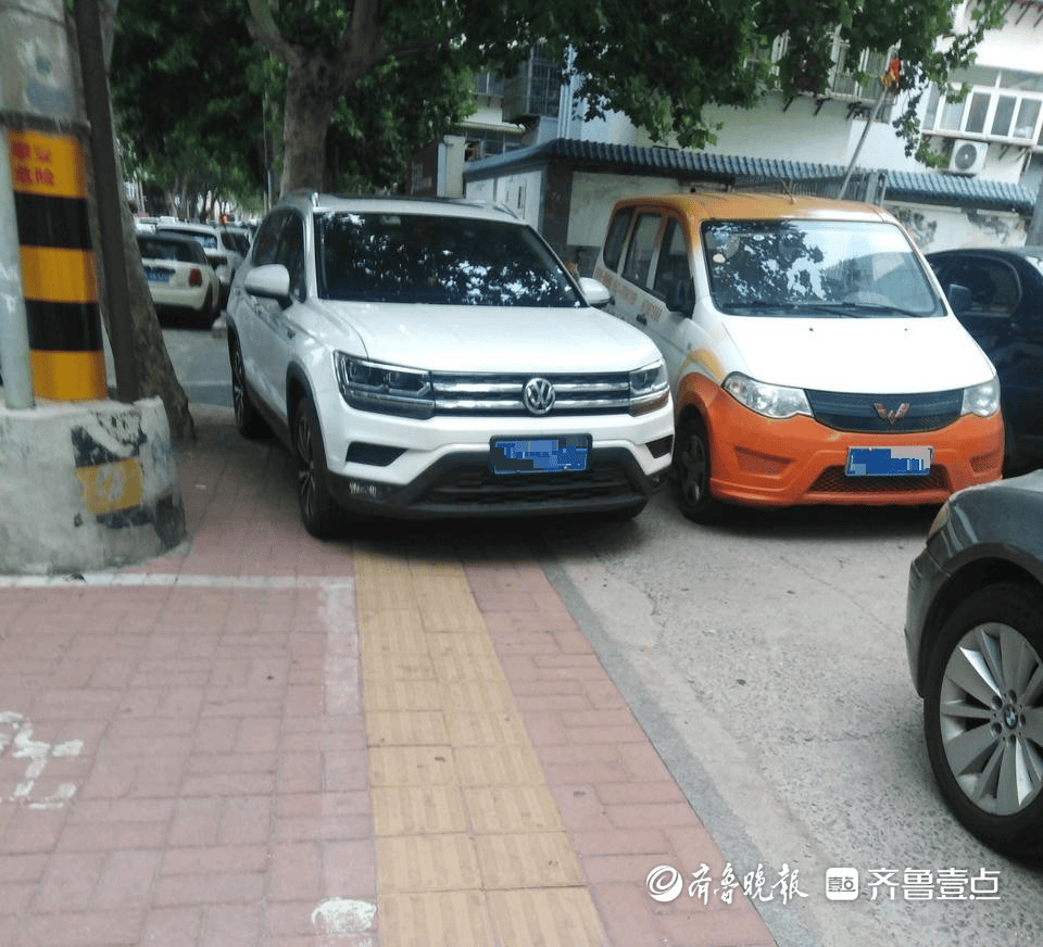 濟南槐蔭區(qū)建邦大廈門口車輛亂停占道，交警：已安裝交通隔離設施