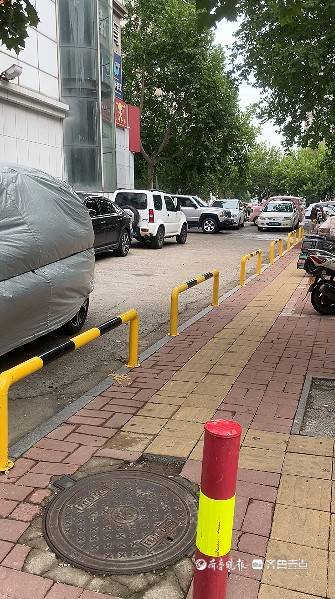 濟南槐蔭區(qū)建邦大廈門口車輛亂停占道，交警：已安裝交通隔離設施