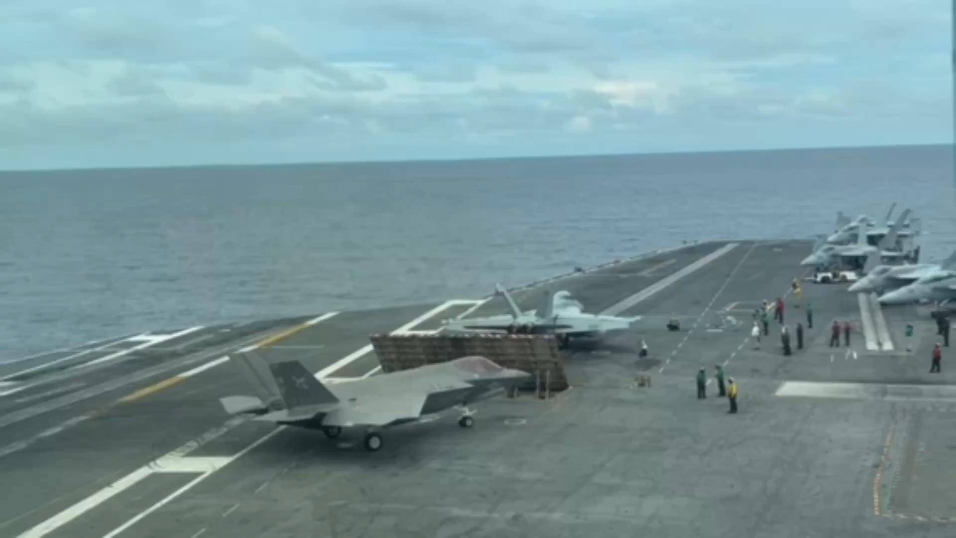 外軍深夜來犯，央視披露細(xì)節(jié)，殲15掛實(shí)彈升空驅(qū)離，現(xiàn)場驚心動(dòng)魄