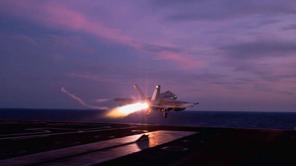 外軍深夜來犯，央視披露細(xì)節(jié)，殲15掛實(shí)彈升空驅(qū)離，現(xiàn)場驚心動(dòng)魄