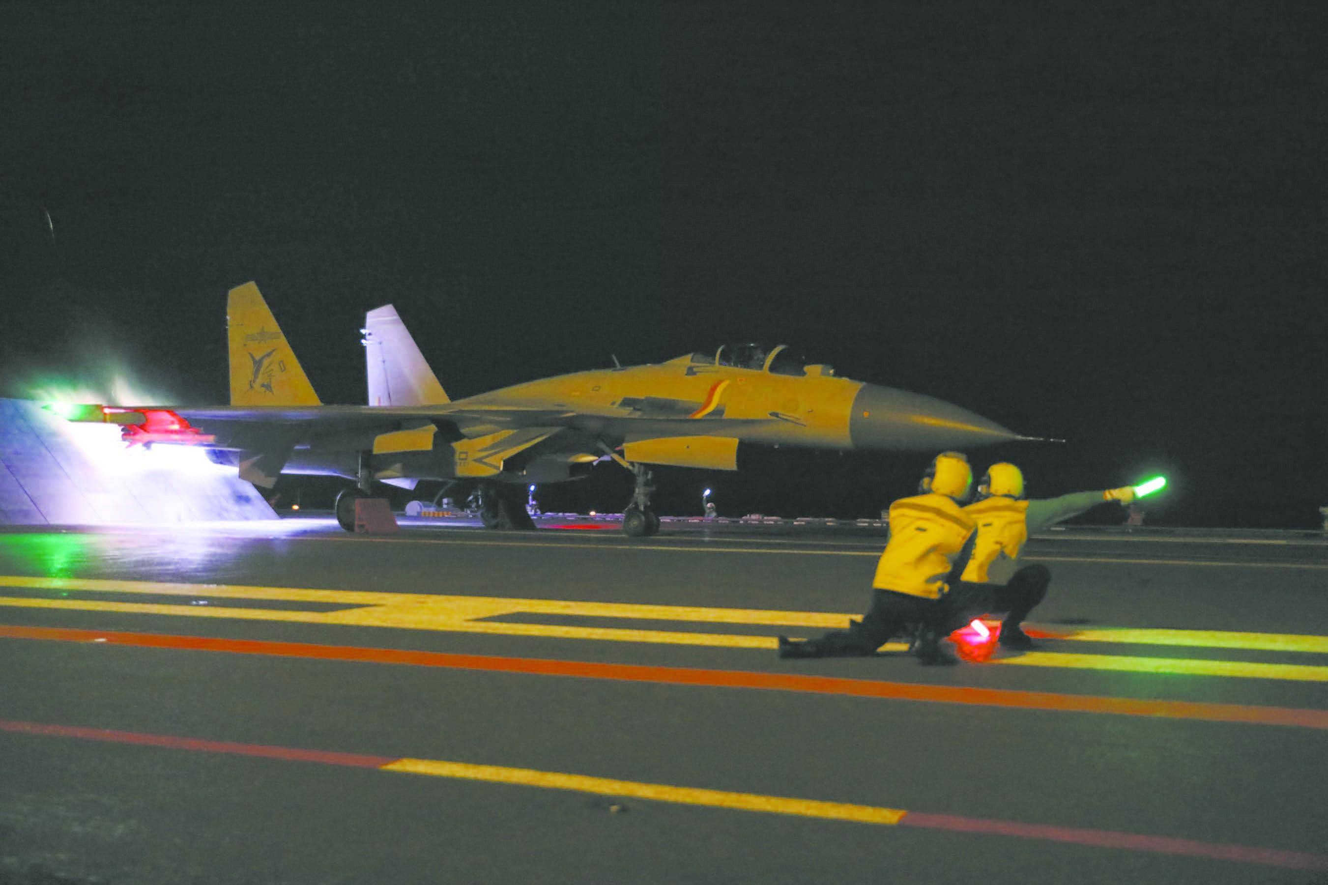 外軍深夜來犯，央視披露細(xì)節(jié)，殲15掛實(shí)彈升空驅(qū)離，現(xiàn)場驚心動(dòng)魄