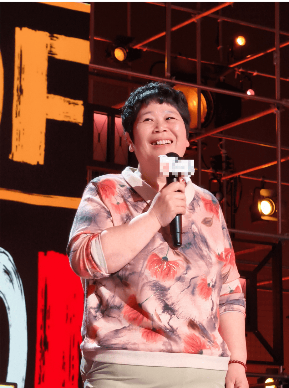 “絕經(jīng)和出道同時來？”上海街頭驚現(xiàn)她的巨幅海報！網(wǎng)友：笑著笑著就哭了