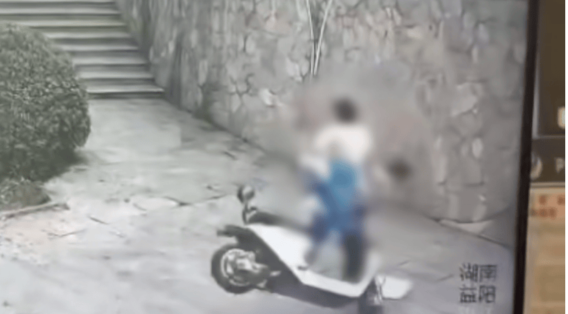 湖南兩高中生騎電動(dòng)兩輪車撞圍墻身亡，一學(xué)生母親：系改裝車輛，兒子剛坐上40秒就發(fā)生事故，警方：改裝者已被控制
