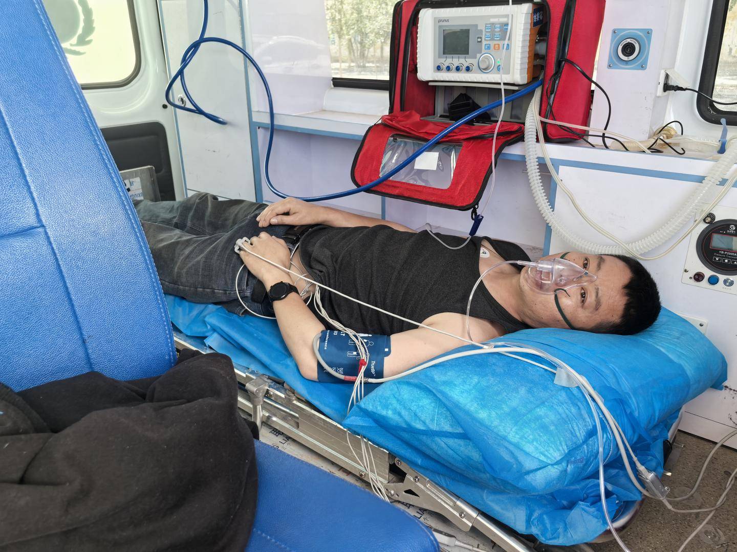 青海一男子被罕見劇毒阿拉善蝮蛇咬傷，因無血清一度想放棄治療 警車開道轉(zhuǎn)運(yùn)700公里救命