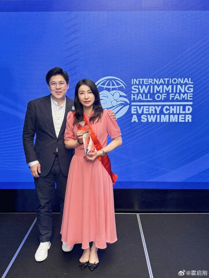 霍啟剛專程飛新加坡，見證郭晶晶入選國際游泳名人堂，二人結(jié)婚13年，育有一子兩女