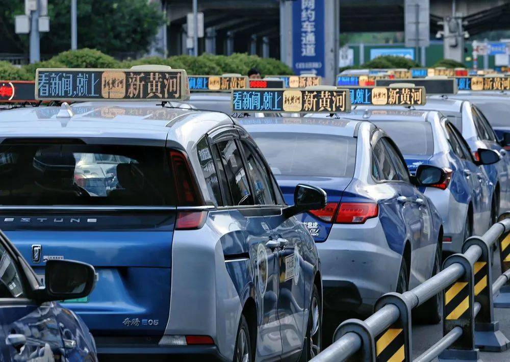 濟(jì)南8000余臺出租車同亮頂燈，為TA“打call”