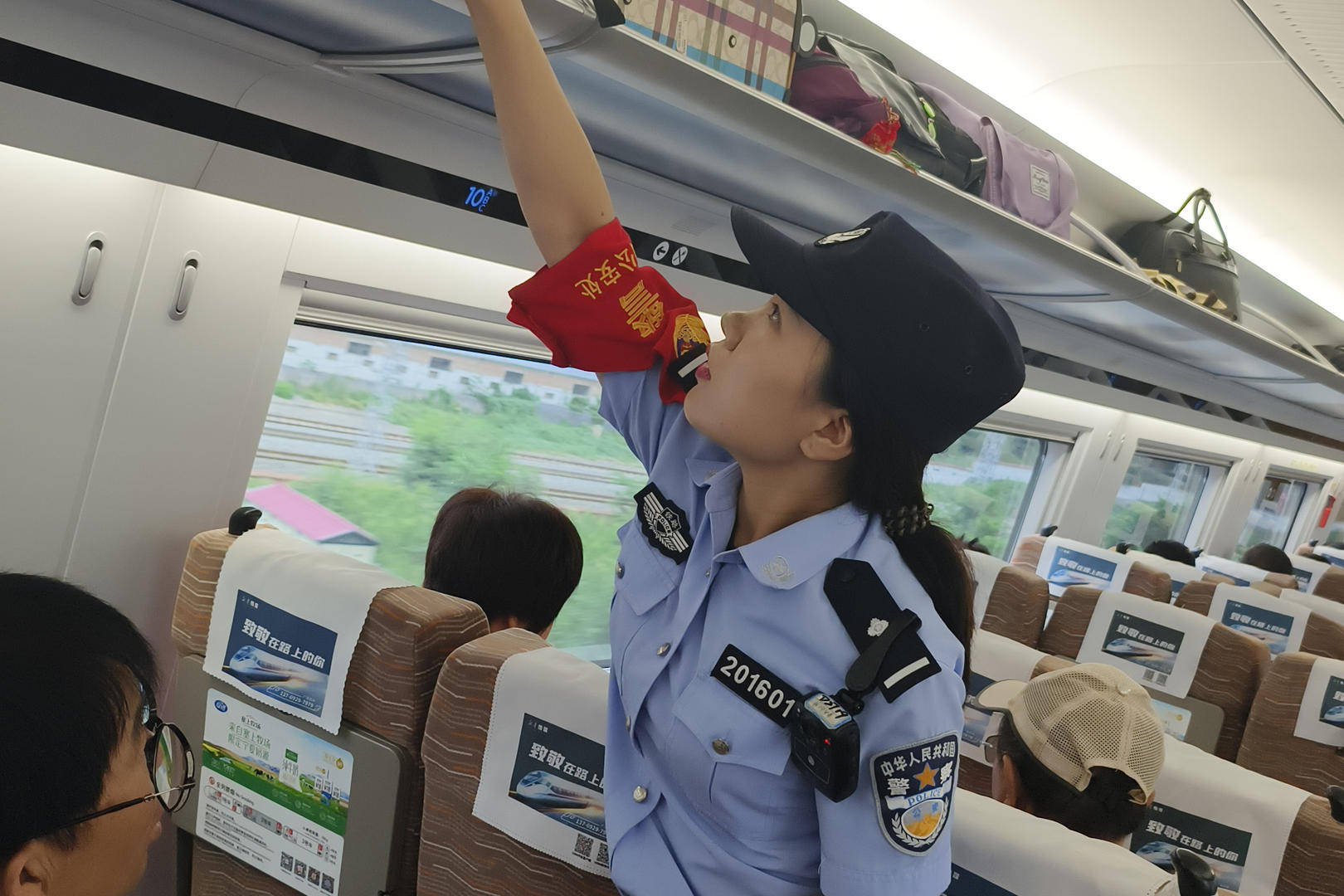 當(dāng)事女乘客回應(yīng)“穿吊帶乘高鐵收到提示卡片”：沒冒犯，未評判穿著，安全感滿滿