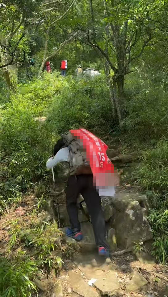 湖南一男子背40公斤蜜雪冰城上武功山售賣，當(dāng)事人：收入不多純體驗(yàn)，當(dāng)負(fù)重訓(xùn)練