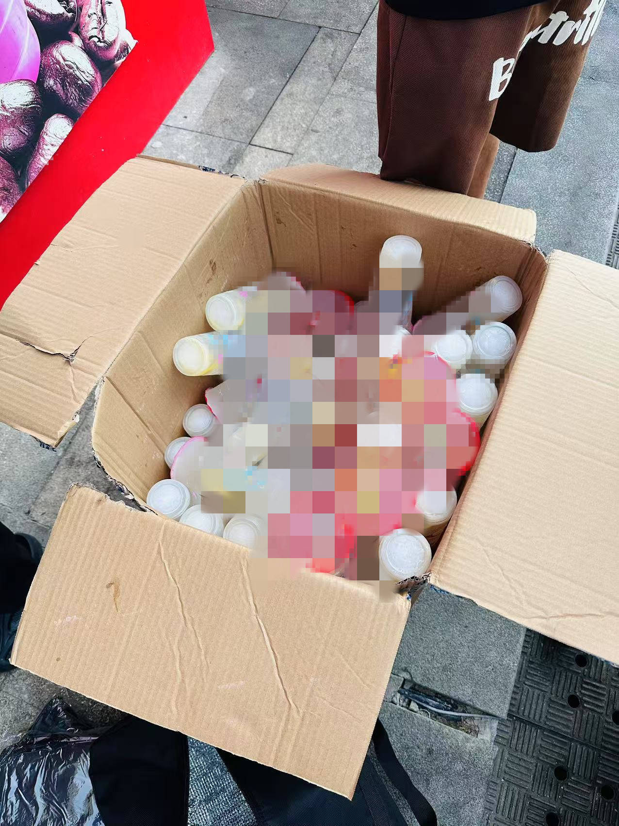 湖南一男子背40公斤蜜雪冰城上武功山售賣，當(dāng)事人：收入不多純體驗(yàn)，當(dāng)負(fù)重訓(xùn)練