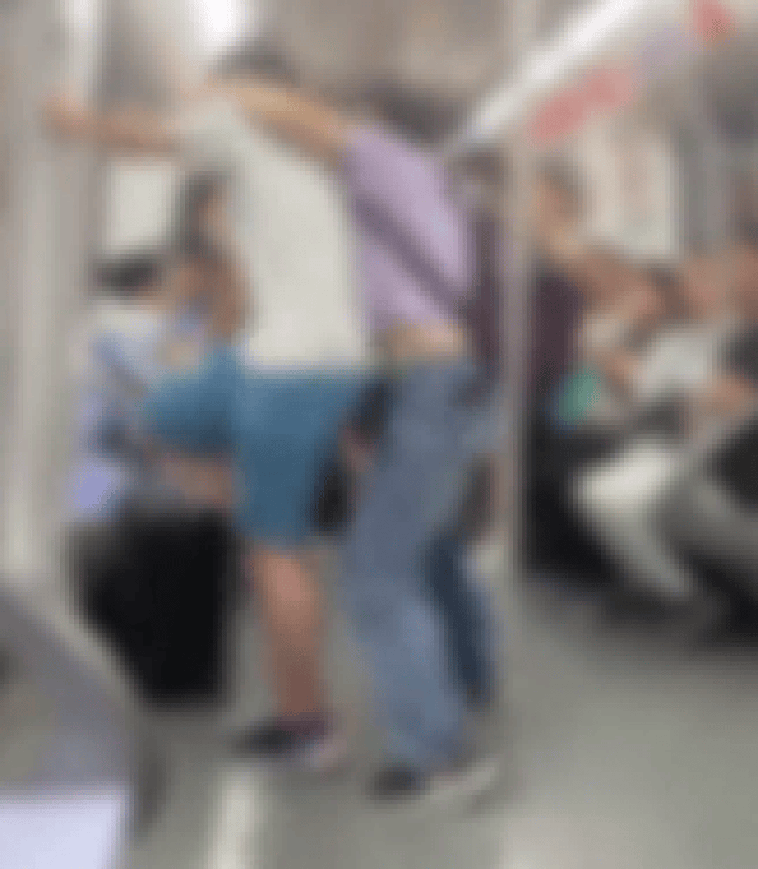 上海一男孩和媽媽坐地鐵情緒激動(dòng)，用力踹門高喊開門：不就幾千萬(wàn)嗎